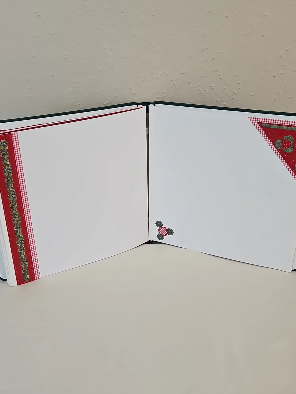 Creative Memories 12x12 Christmas Scrapbook Album Green Pre-Decorated Retired